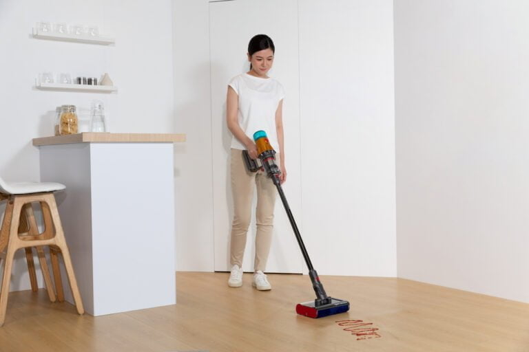 Dyson 推出 V12s Detect Slim Submarine™ 全能洗地吸塵機，搭載智能光學偵測和防纏結等技術