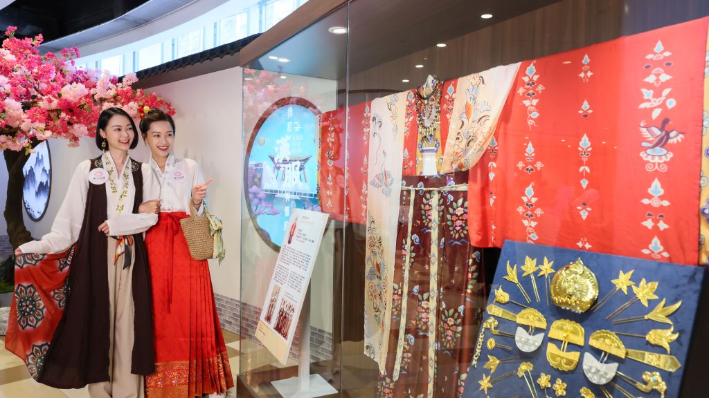 黃大仙中心推出「我和漢服有個約會」，展出三套極具歷史價值的漢服復原珍品。