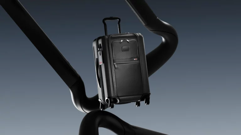 TUMI「Essentially Beautiful」廣告大片揭開新章節