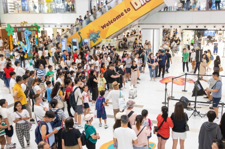 新城市廣場邀請街頭音樂人於商場內表演，吸引過百市民圍觀。