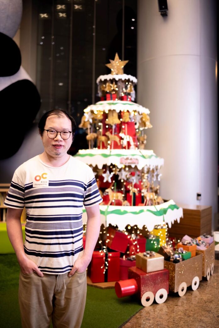 再生玩具店創辦人黎俊業同樣擔任奧海城Green Hub的聖誕裝飾創作顧問，與奧海城團隊共同創作環保聖誕樹