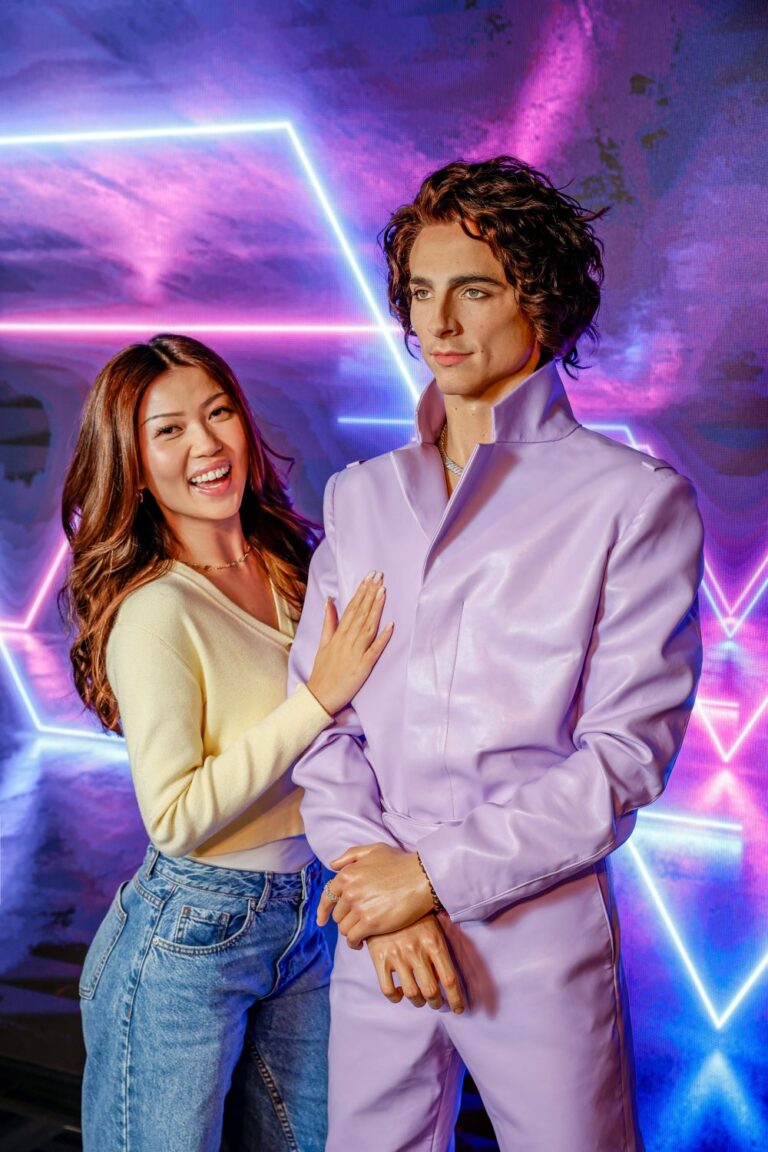 默林娛樂集團旗下品牌香港杜莎夫人蠟像館，新世代男神Timothée Chalamet「甜茶」亞洲首尊蠟像驚喜登場重現首映紅毯名場面！並與山頂纜車攜手推出早晨套票，展開一段難忘的早晨