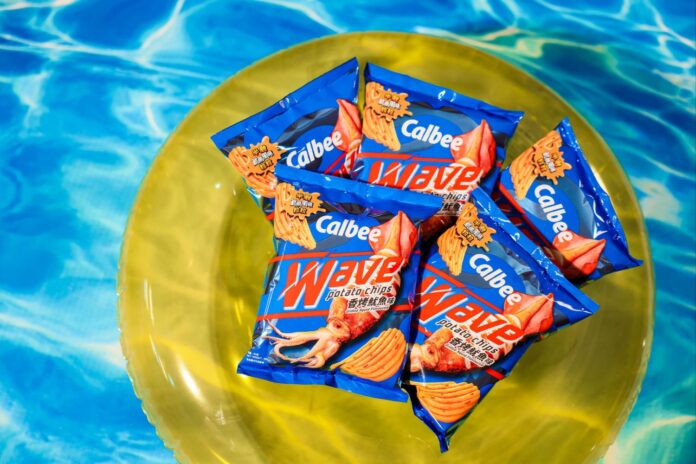 來自大海味覺の衝擊！最強香烤魷魚風味來襲！ 卡樂B 全新WAVE系列「香烤魷魚味波浪薯片」盛夏登場 一口品嚐半融魷魚粒粒滋味 夏日至鮮爽零食良伴
