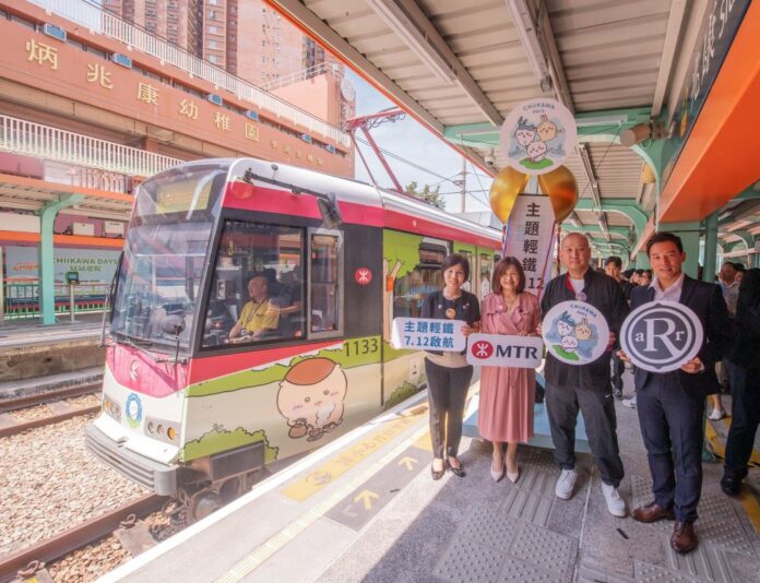 （由左起）港鐵公司車務營運及本地鐵路總管李婉玲、港鐵公司總經理 — 市場策劃及收益管理趙敏、CHIIKAWA DAYS主辦單位及創意品牌AllRightsReserved創辦人林樹鑫與香港旅遊發展局 — 節目及旅遊產品拓展總監李錦華一同啟動港鐵「CHIIKAWA DAYS站站遊蹤」暑假主題活動，並率先登上主題輕鐵列車。