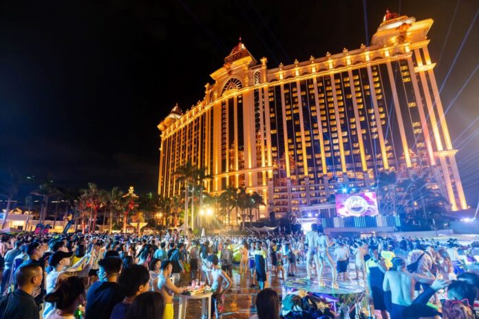近三千名賓客參與「澳門銀河™」塗浪狂潮派對_2 「澳門銀河」塗浪狂潮派對 Tyson Yoshi壓軸獻唱 近三千賓客齊聚天浪淘園 沉浸式投入今夏至狂水上派對