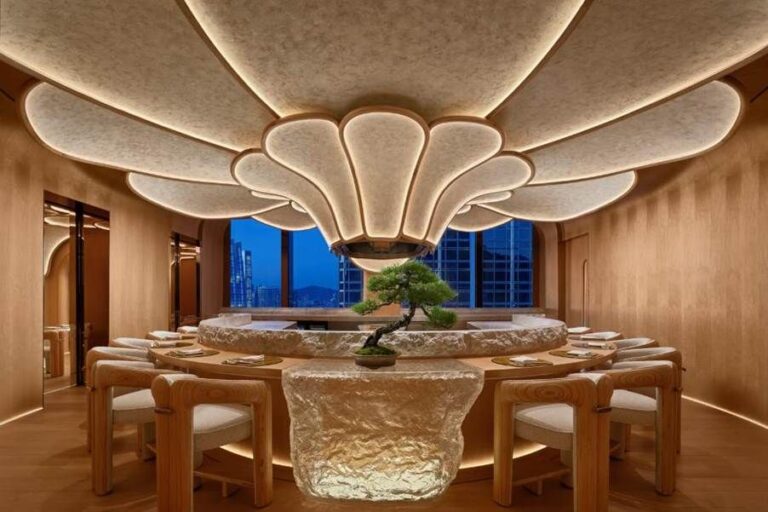 花雲位於The Henderson 38樓，為Summit 38的焦點餐飲概念 — 由擁有逾20年深厚資歷的小川主廚匠心主理