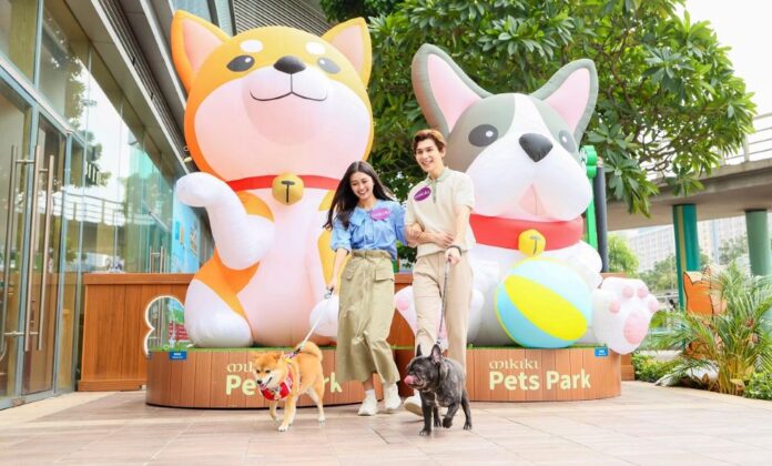 東九龍首個商場寵物公園Mikiki「Pets Park」正式開幕 打造合共逾5,000呎戶外寵物玩樂空間 特設兩大主題區域 配合8大趣味玩樂設施 勢成市區人寵放電最佳熱點 逾3米高巨型法鬥及柴犬裝置可愛坐鎮 一站式提供打卡、玩樂及訓練體驗 同場加映「寵物營火派對」市集 加推「寵愛禮遇」推動人寵共融氛圍