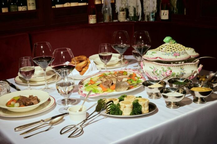 PastedGraphic-1 備受喜愛的法式燉鍋為中環必列者士街帶來溫暖與歡聚時刻,每晚限量供應一份