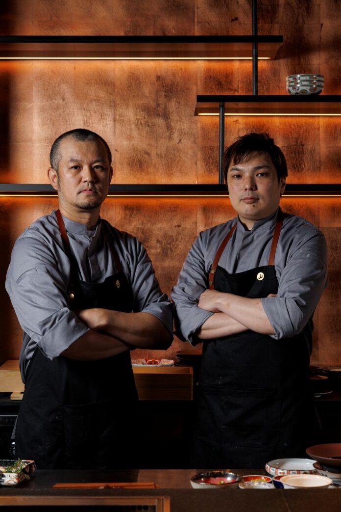 高園幸司（左）與久家弘一（右） 於「山奧燒肉」板前吧檯攜手演繹匠心料理