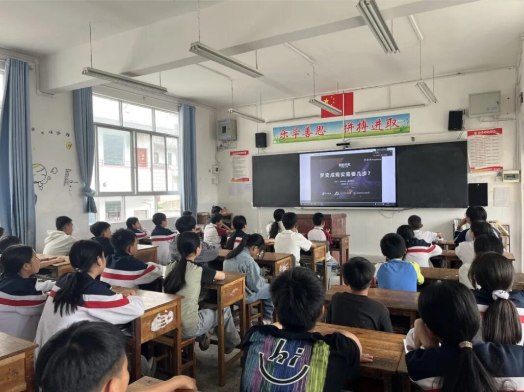 張永漢多年來堅持長期主義，設立專項數字人才培養計畫，為鄉村科技教育持續賦能，項目累計覆蓋全國近 1,200 所學校，積極支持了 2,100 餘名教師開展人工智慧和編程教學，累計惠及超過 15 萬人次的學生。