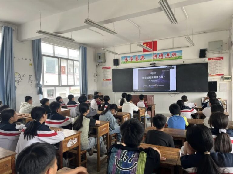 張永漢多年來堅持長期主義，設立專項數字人才培養計畫，為鄉村科技教育持續賦能，項目累計覆蓋全國近 1,200 所學校，積極支持了 2,100 餘名教師開展人工智慧和編程教學，累計惠及超過 15 萬人次的學生。