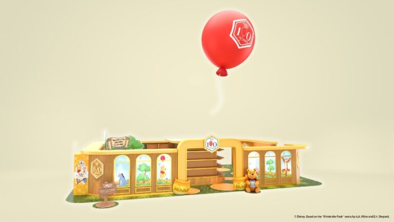 Winnie the Pooh: The 100th Year Celebration Pop Up Store 期間限定店甜蜜登陸又一城 全城獨家100周年限定精品驚喜登場 香港限定毛絨拉動公仔掛件盲盒 百畝森林造景夢幻打卡位 DIY香水瓶工作坊創造個人專屬回憶 限定自拍亭留下珍貴紀念